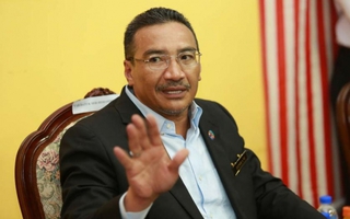 Bộ trưởng Quốc phòng Malaysia đổ bệnh vì khói bụi