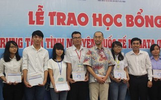 Trao hàng ngàn học bổng cho sinh viên