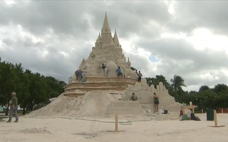 Ngắm công trình lâu đài cát cao nhất thế giới
