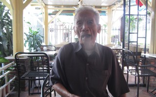 Không được thăm con, bố Huỳnh Văn Nén uất nghẹn trước cổng trại giam