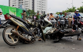 “Siêu xe” cà tàng đấu đầu, 2 người nguy kịch