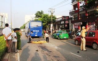 Vấp dây cáp té xuống đường, bị xe cán tử vong