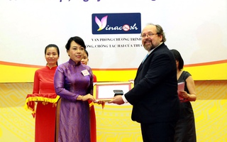 Bộ trưởng Nguyễn Thị Kim Tiến được trao giải thưởng danh dự