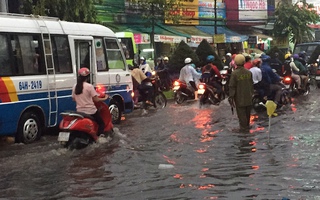 Mưa lớn kéo dài 2 giờ, dân Cần Thơ lội nước về nhà