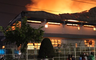 Cháy ngùn ngụt trong đêm tại KCN ở Biên Hòa