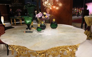 Chiếc bàn bằng ngọc bích hơn 8 tỉ đồng ở Sài Gòn