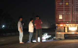 Chạy bạt mạng tông xe container đang đậu, một thanh niên tử vong