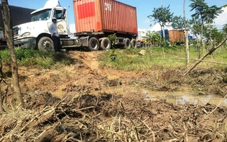 Xe container “làm xiếc” gần cầu Phú Mỹ