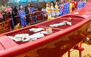Dân thi nhau ném tiền vào thuyền rồng trong lễ rước Đền Trần