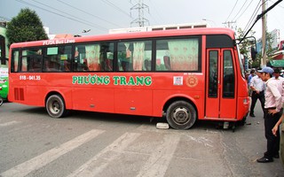 Xe Phương Trang lại tông người văng xa cả chục mét