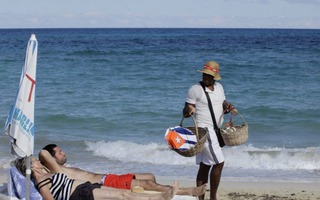 Mỹ nới lỏng cấm vận thương mại, du lịch với Cuba