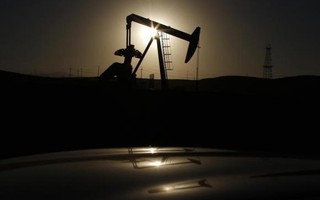 Giá dầu "nhảy" theo xung đột Yemen