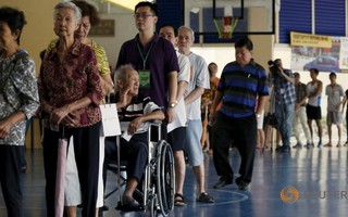 Dân Singapore "rồng rắn" đi bầu cử