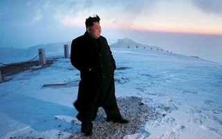 Ông Kim Jong-un "chinh phục" núi cao 2.750m