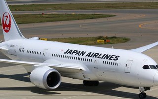 Máy bay Japan Airlines quay đầu vì động cơ "đột tử"