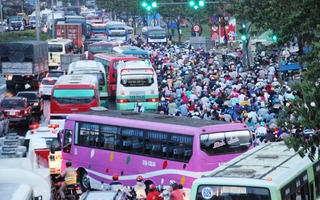 Người Sài Gòn không nghỉ lễ ở... Sài Gòn, đường kẹt cứng