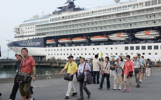 Ngày 12-3, Saigontourist đón 1.700 khách tàu biển quốc tế Celebrity Century đến Huế