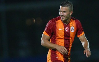 Podolski tát mặt đối thủ ngay trận ra mắt Galatasaray