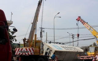 Cua gấp, xe container lật ngang