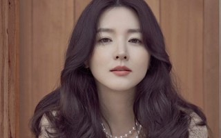 Lee Young Ae ngồi “ghế nóng” Hoa hậu Hàn Quốc