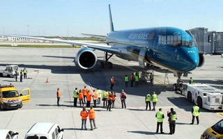 Máy bay Vietnam Airlines vẫn bay đến Pháp ngày 14-11