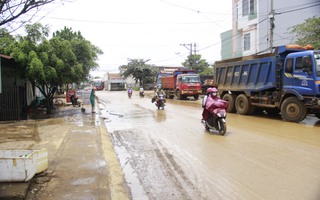 Cứ mưa là "đo đường" vì các xe chở đất từ sân bay Pleiku