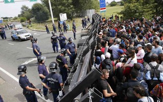 Mắc kẹt tại biên giới Hungary, người tị nạn cầu cứu “Mama Merkel"