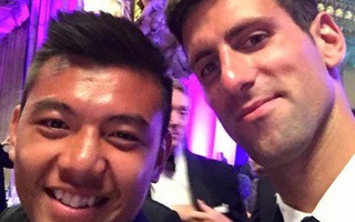 Lý Hoàng Nam diện veston ăn tiệc cùng thần tượng Djokovic