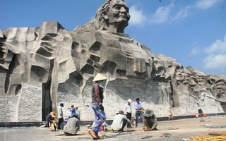 Mới khánh thành, nền gạch tượng đài Mẹ Việt Nam Anh hùng bị vỡ