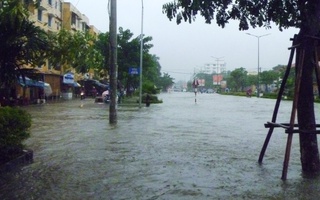 Đường phố Huế ngập sâu do mưa lớn