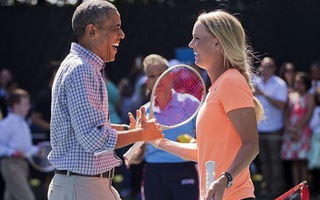 Người đẹp Wozniacki so vợt cùng tổng thống Obama