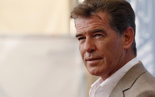 Mang theo dao, "James Bond" Pierce Brosnan bị chặn ở sân bay