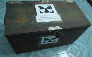 Thiết bị chứa nguồn phóng xạ: Trả không được, gửi cũng không xong