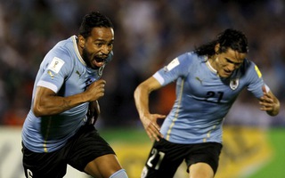 Thắng giòn giã Chile, Uruguay lên ngôi nhì bảng