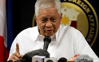 Ngoại trưởng Philippines tặng lương cả năm cho nhân viên