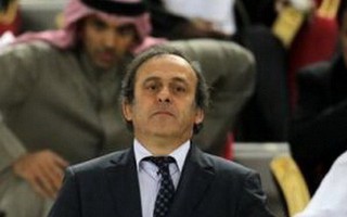 Sepp Blatter phản công Platini, tố người Pháp “bắt tay” Qatar