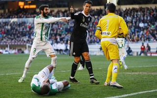 Cận cảnh Ronaldo đấm vào mặt đối thủ, bị đuổi khỏi sân