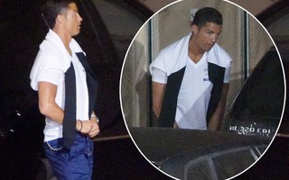 Ronaldo bị bắt gặp tiểu tiện giữa đường phố Pháp