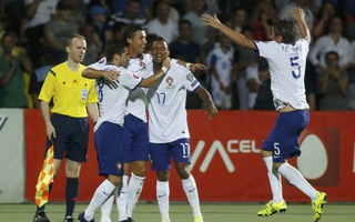 Ronaldo lập hat-trick, Bồ Đào Nha nhọc nhằn giành ngôi đầu bảng