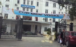 Treo băng rôn có chữ "Cup Men' Vodka" tại cổng Sở Văn hóa