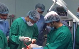 Bác sĩ nhờ phóng viên phẫu thuật não cho nạn nhân động đất