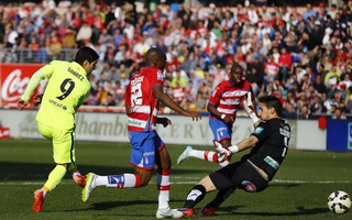 Suarez tỏa sáng, Barcelona thắng tưng bừng Granada