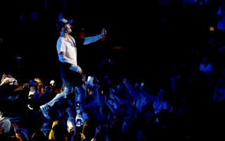 Justin Bieber tức giận rời sân khấu, bỏ rơi khán giả