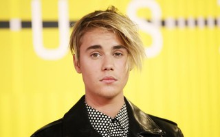 Justin Bieber thoát quản chế chính thức vụ ném trứng