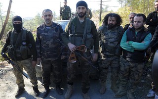 Video tố quân nổi dậy Syria bắn phi công Nga nhảy dù