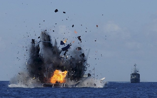 Phản ứng trước việc Indonesia đánh chìm tàu cá Việt Nam