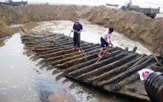 Đi tập thể dục, phát hiện tàu gỗ vùi 2 m dưới cát