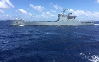 Tàu chiến Trung Quốc chĩa súng, đe dọa tàu tiếp tế Việt Nam