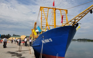 Giao cho ngư dân 2 tàu cá vỏ thép 8,7 tỉ đồng