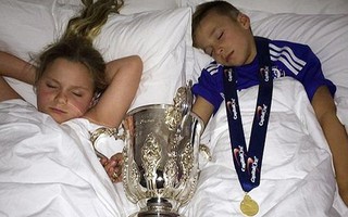 Terry mừng Cúp Liên đoàn Anh trên... giường ngủ